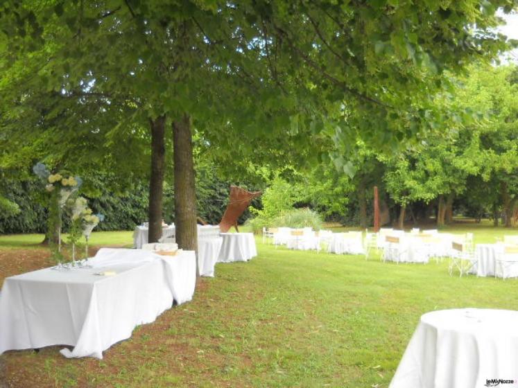 Allestimento del buffet di matrimonio in giardino