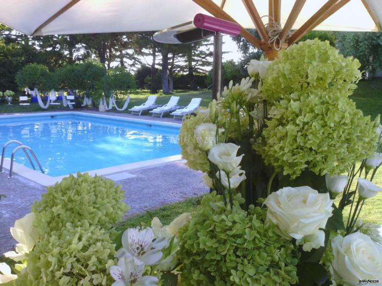 Ricevimento di matrimonio a bordo piscina