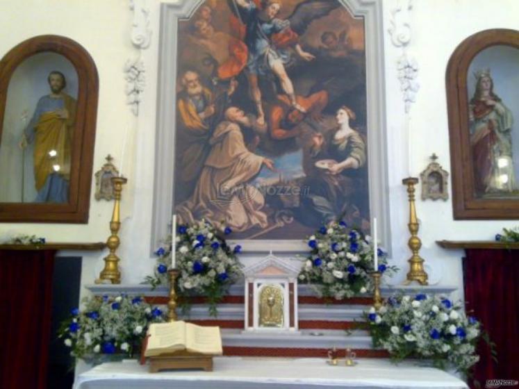 Allestimento floreale chiesa con rose blu