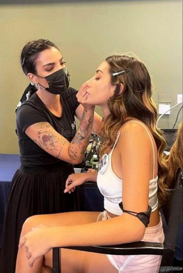 Elettra Make up Artist - Durante un trucco