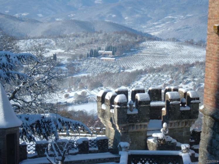 Vista del castello innevato