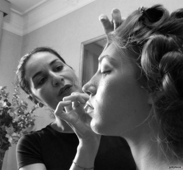 Sonia Sangiorgio mentre realizza un trucco sposa