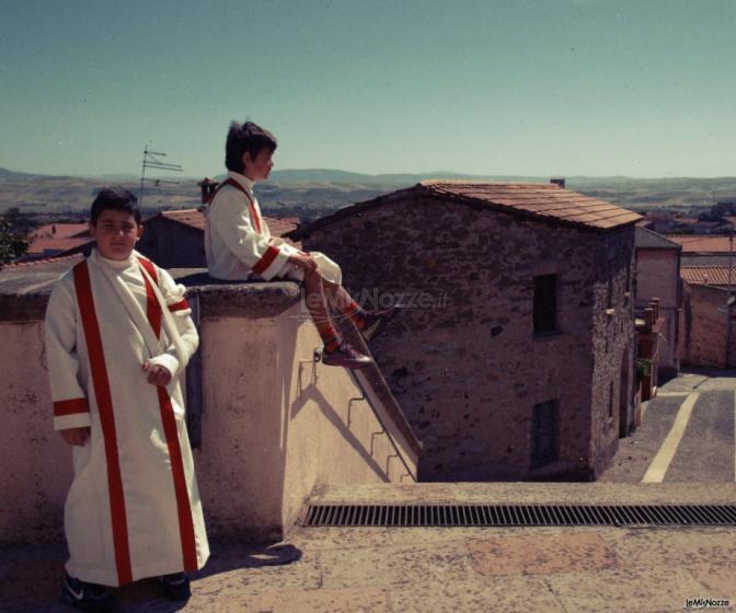 Gli aiutanti del parroco aspettano gli sposi - Maurizio Mulas Photography