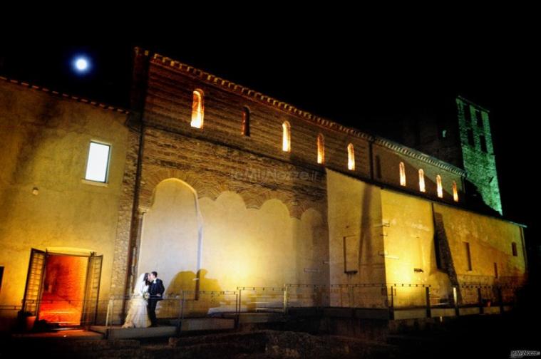 Abbazia di Sant'Andrea in Flumine illuminata di sera