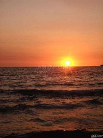 Tramonto sulla spiaggia di Nosy Be Royal in Madagascar