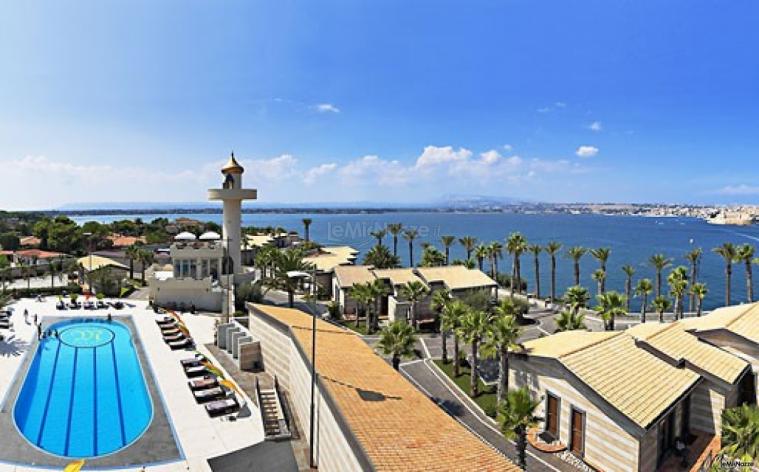 Esterno con piscina e vista mare presso Grand Hotel Minareto