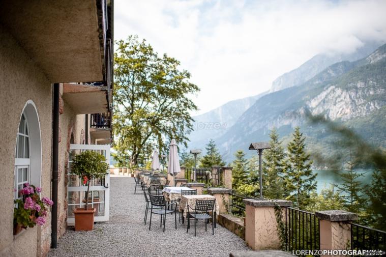 Terrazza per l'aperitivo sul lago con vista sulle Dolomiti