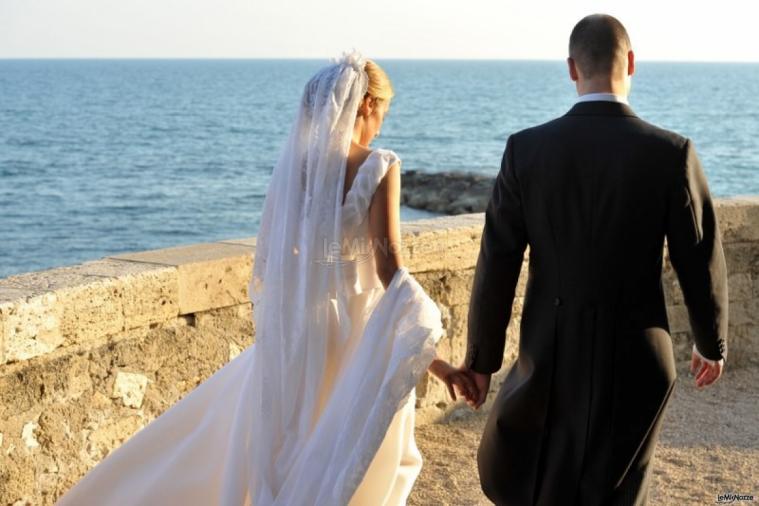 Gli sposi in riva al mare