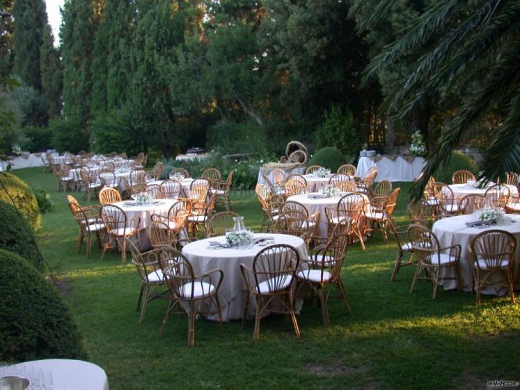 Tavoli in giardino per l'aperitivo