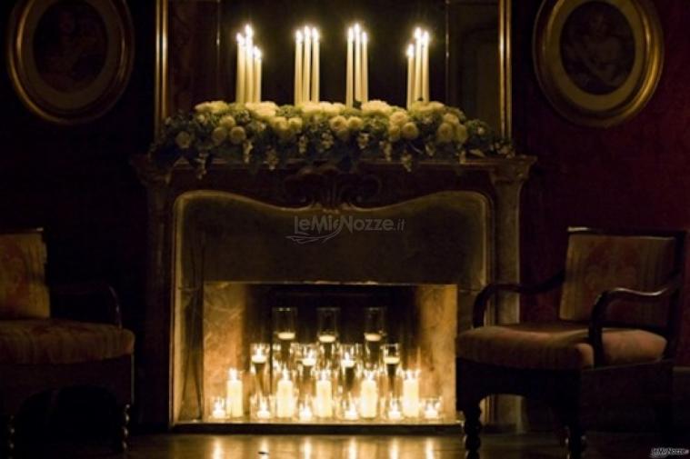 Candele e fiori per il ricevimento di matrimonio