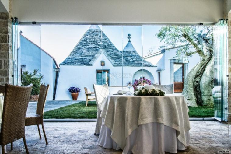 Masseria Bonelli - Tavolo degli sposi davanti ad un trullo pugliese