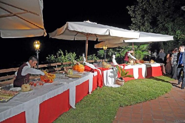 Allestimento dell'aperitivo all'aperto presso l'agriturismo per ricevimento di matrimonio Il Ciliegio dell'Etna