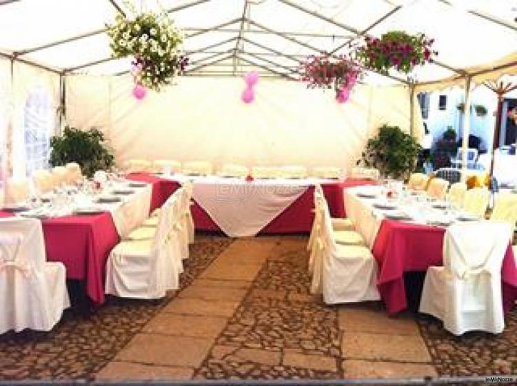 Allestimento tavoli per ricevimento di matrimonio presso l'Agriturismo Villa Mirto