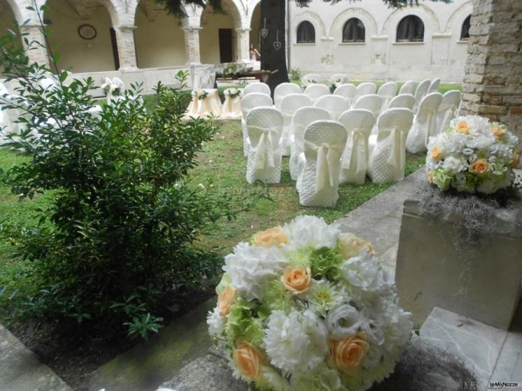 Allestimento floreale del matrimonio in giardino