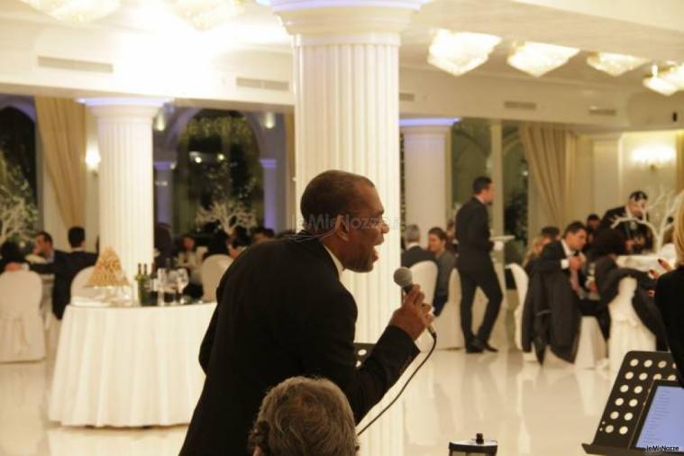 Orlando Johnson canta durante un matrimonio