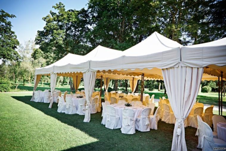 Matrimonio allestito sotto un gazebo in giardino