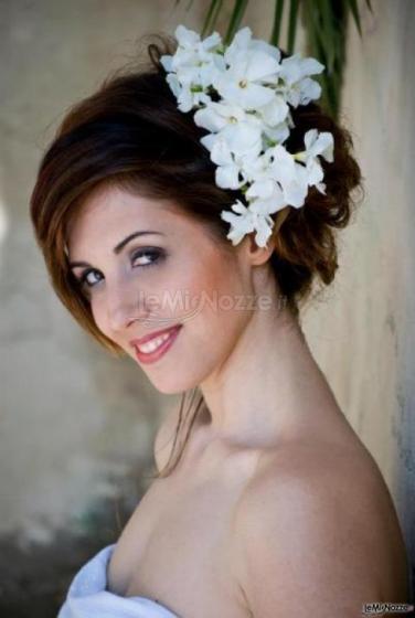 Acconciatura della sposa con fiori