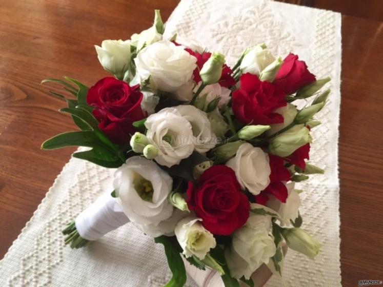 Vivaio Nicola Antonio Giraudi - Il bouquet tondo con rose e lisianthus