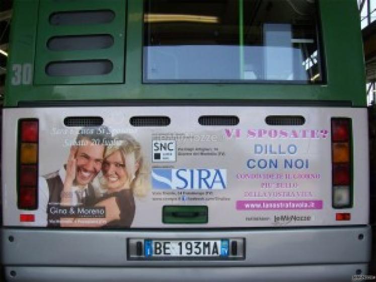 Autobus con l'annuncio di matrimonio