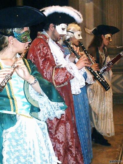 Concerto di musicisti in maschera a Roma