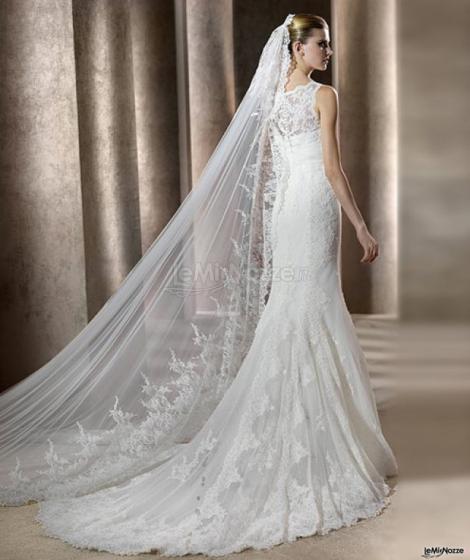 Abito da sposa con velo lungo