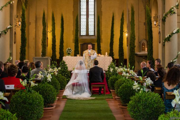 Addobbo floreale per la chiesa sui toni del verde