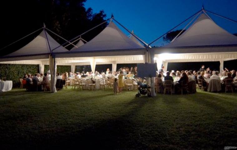 Matrimonio in giardino di sera