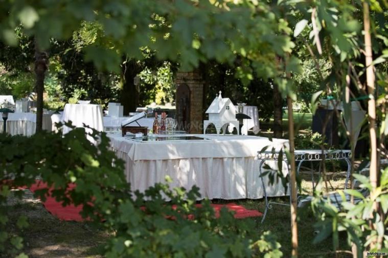 Il buffet degli sposi tra gli alberi a Parco Gambrinus