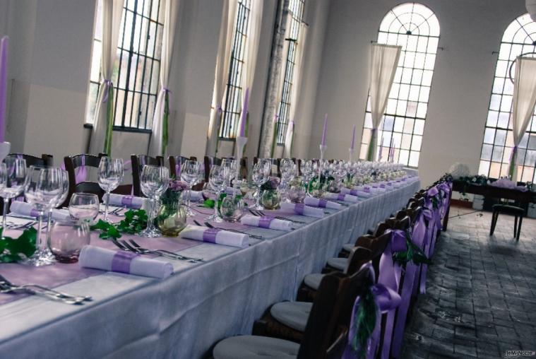 Allestimento della sala per il ricevimento di matrimonio