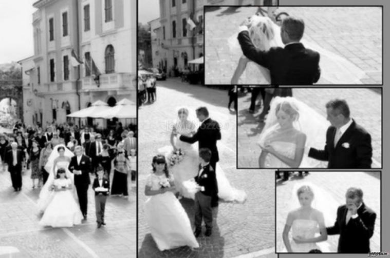 Fotografie dell\'arrivo della sposa in chiesa