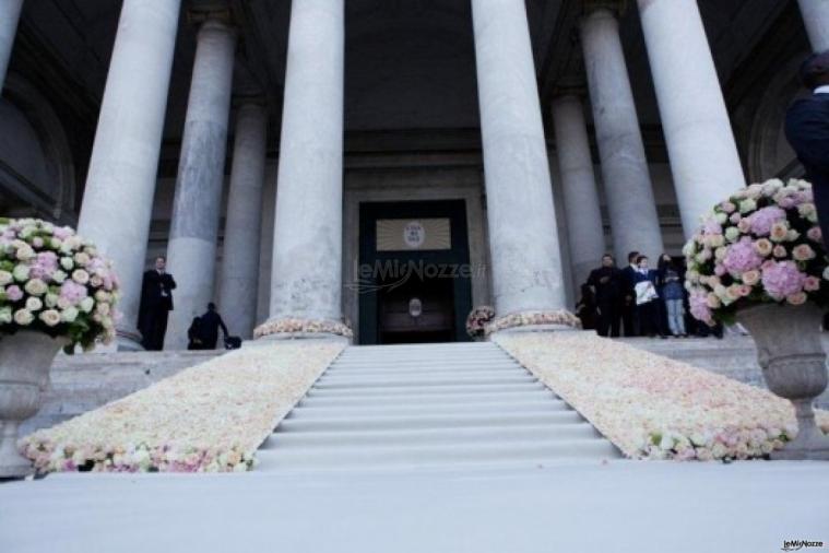 Scalinata della chiesa addobbata con fiori