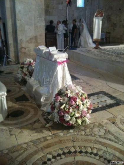 Decorazione tondeggiante della chiesa con fiori rosa