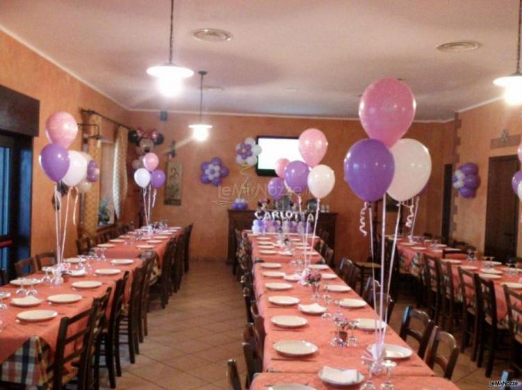 Allestimento della sala con palloncini