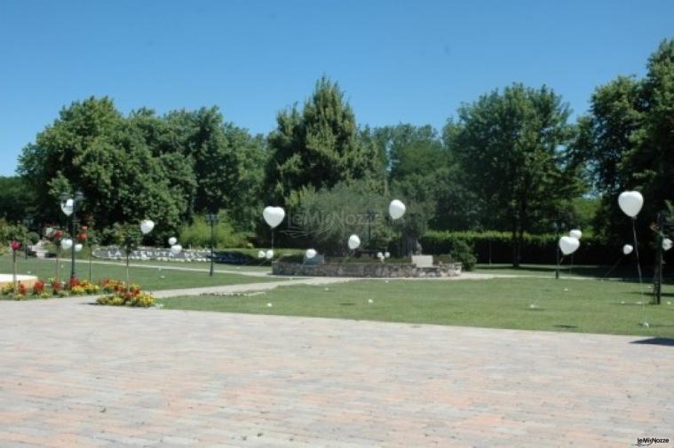 Allestimento con palloncini per gli sposi