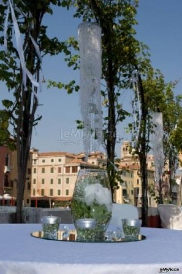 Allestimento dei tavoli per il matrimonio