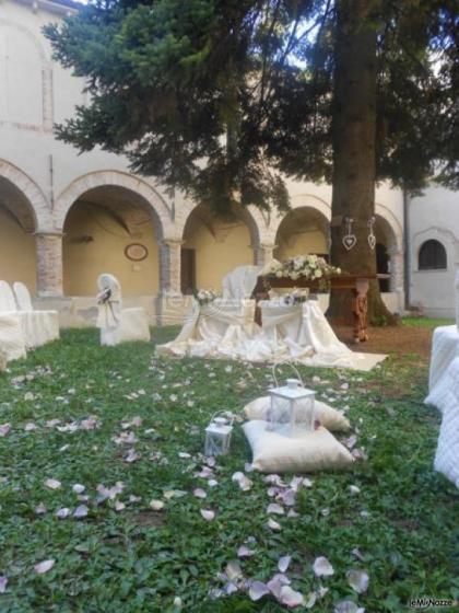 Allestimento del giardino per la cerimonia di matrimonio