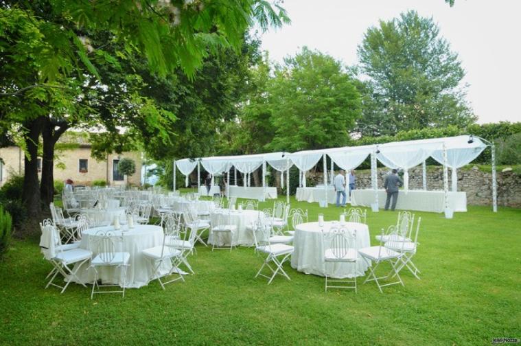 Abbazia di Sant'Andrea in Flumine - Allestimento del matrimonio in giardino