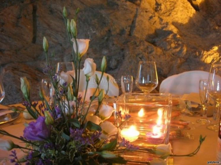 Scenografia floreale per il tavolo di matrimonio