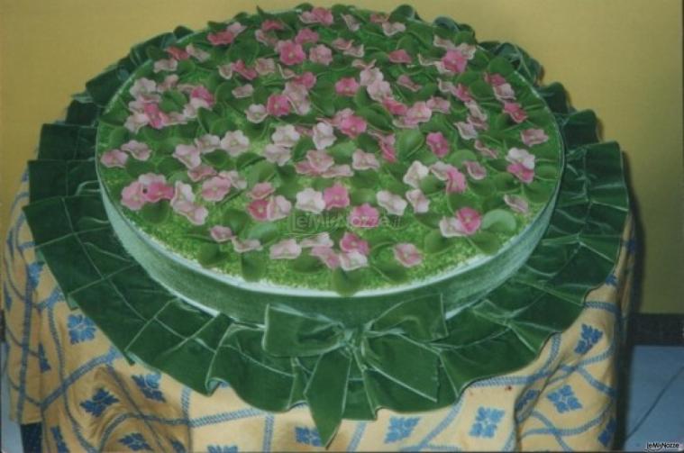 Torta di nozze con violette