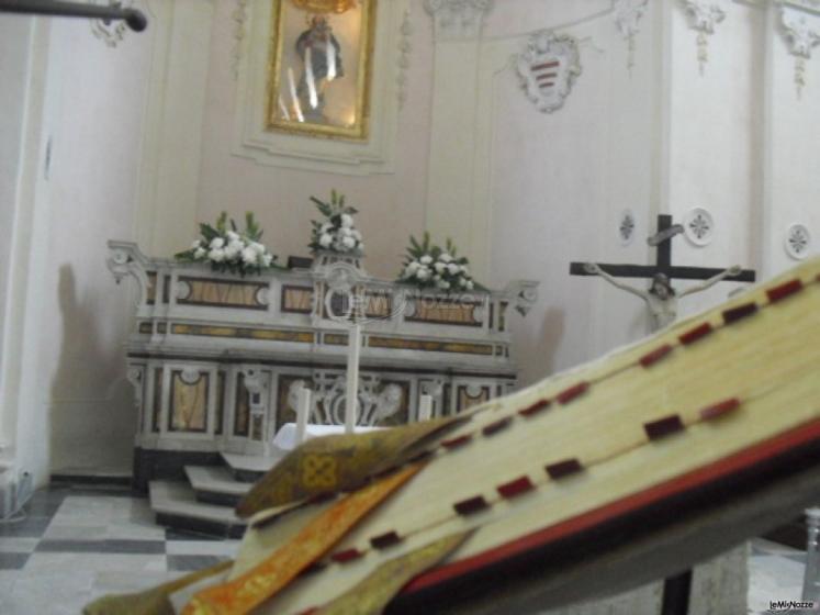 Decorazione floreale per l'altare della chiesa