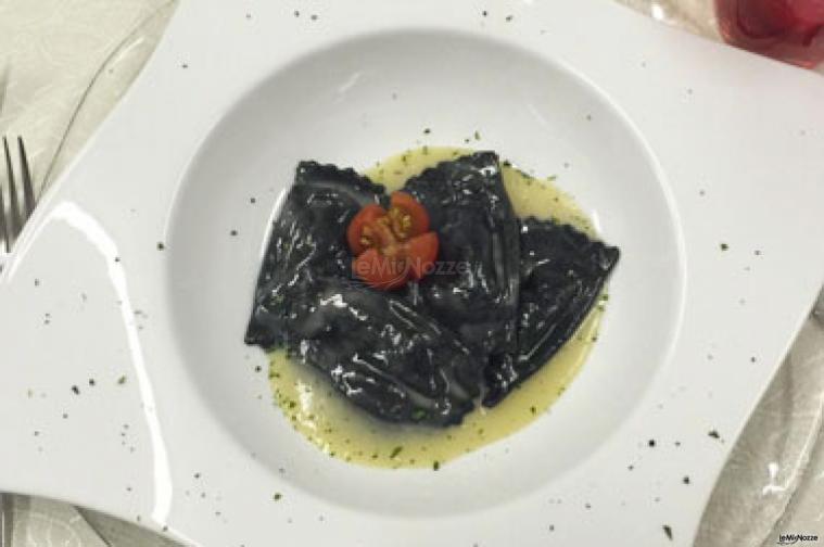 Ravioloni neri alla polpa di granchio profumo di timo e San Marzano