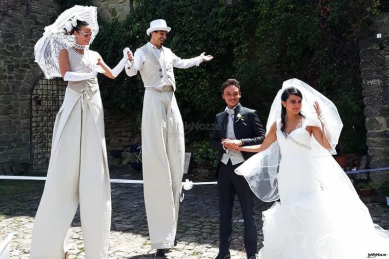 TRAMPOLIERI
La coppia di Trampolieri in abito da sposi è una figura artistica molto ricercata per la loro figura allungata e di grande impatto visivo oltre che per la loro agilità di movimento malgrado l’estrema altezza dal suolo.