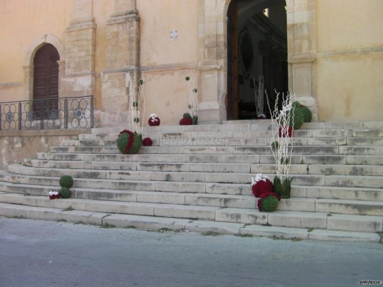 Allestimento floreale per le scale della chiesa