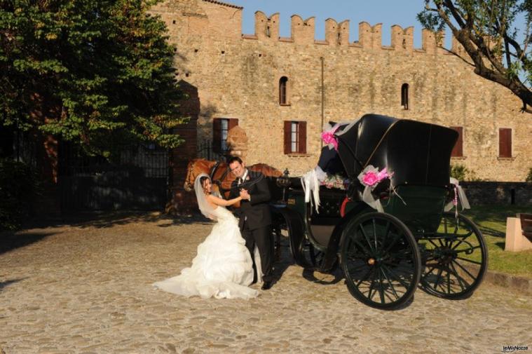 Gli sposi con la carrozza addobbata per il matrimonio