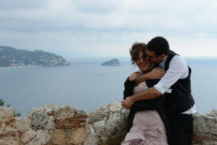 Foto degli sposi in riva al mare