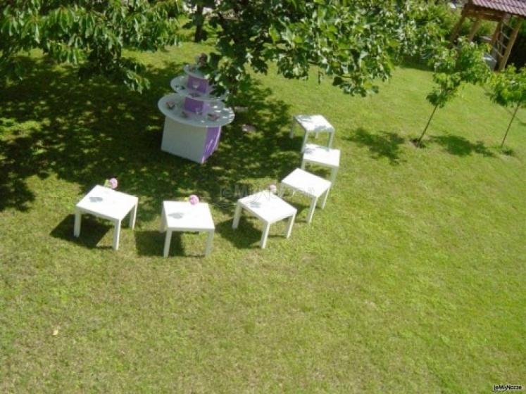 Allestimento dell'aperitivo di matrimonio in giardino