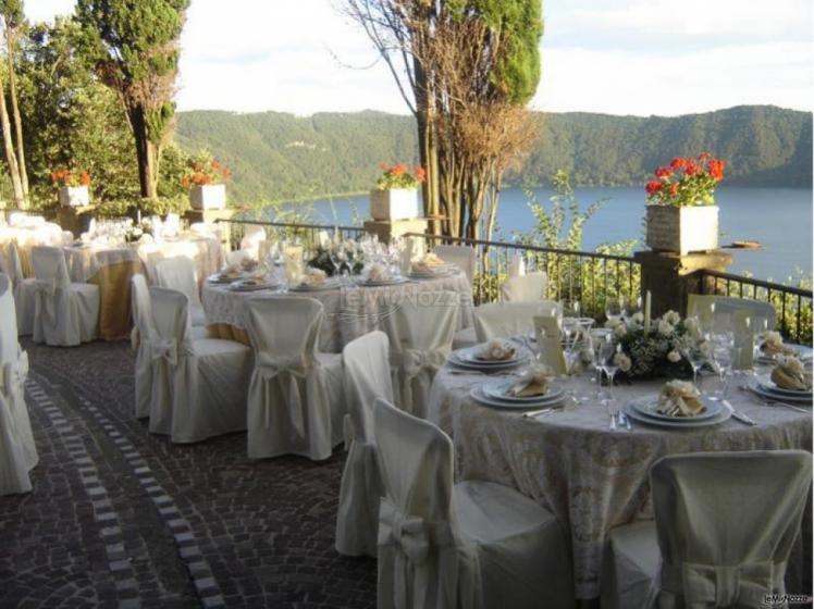 Allestimento del matrimonio vista lago