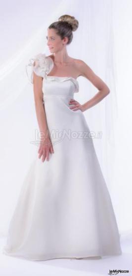 Abito da sposa con fiore