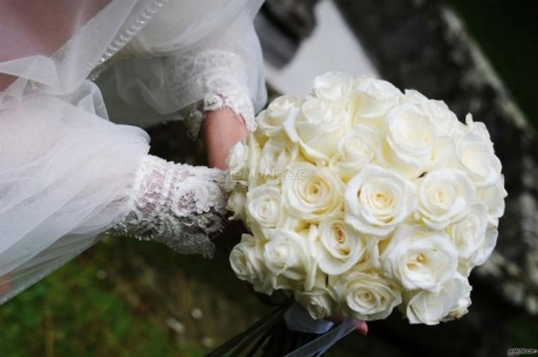 Dettaglio delle maniche ampie dell'abito da sposa