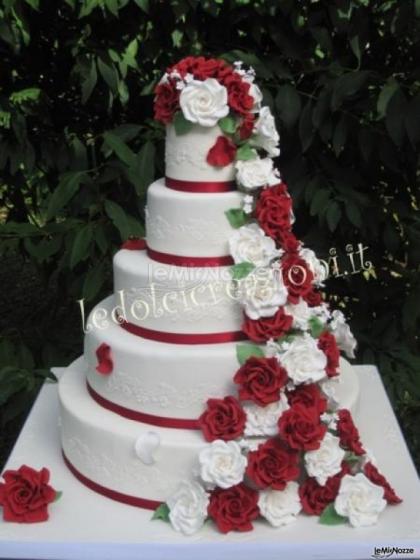 Torta di matrimonio con rose rosse e bianche